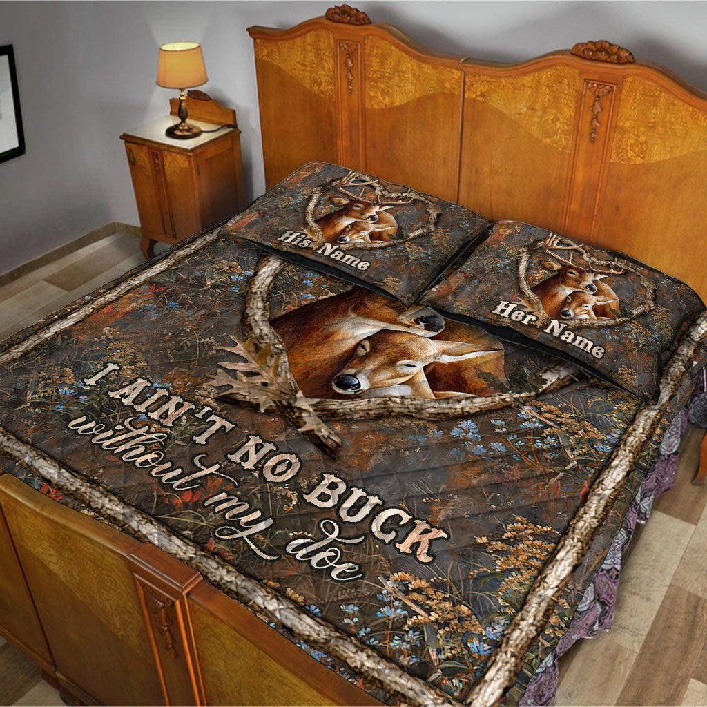 I Ain't No Buck Without My Doe - Personalized Couple Hunting Quilt Set